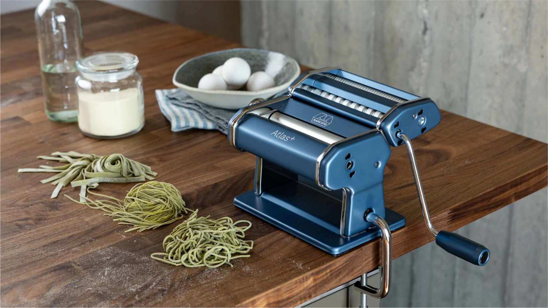 Famiglia che prepara pasta fresca insieme in cucina