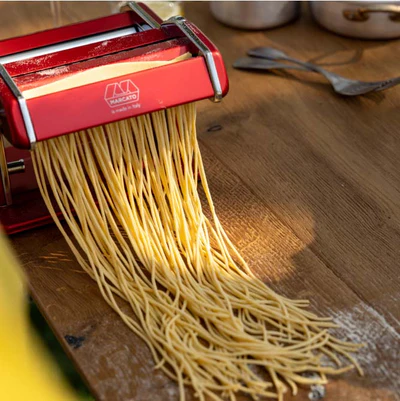 Vari formati di pasta fresca: fettuccine, tagliolini, spaghetti e lasagne
